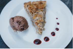 Tarte avec une boule de glace au chocolat